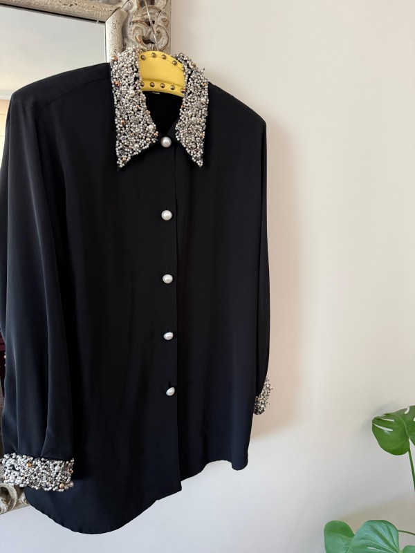 Vintage Siyah Yaka ve Kolları İnci İşlemeli Gömlek