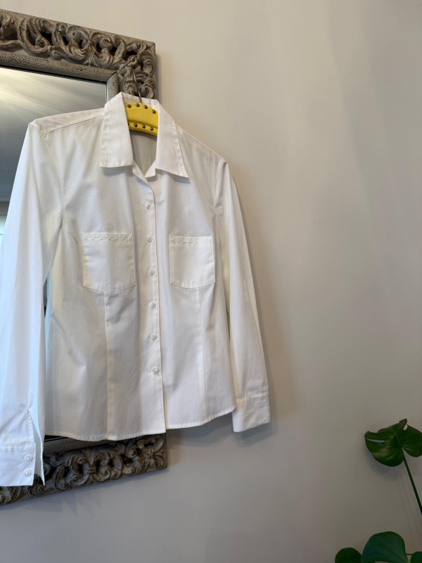 Vintage Yaka ve Cepleri Nakışlı Beyaz Gömlek 