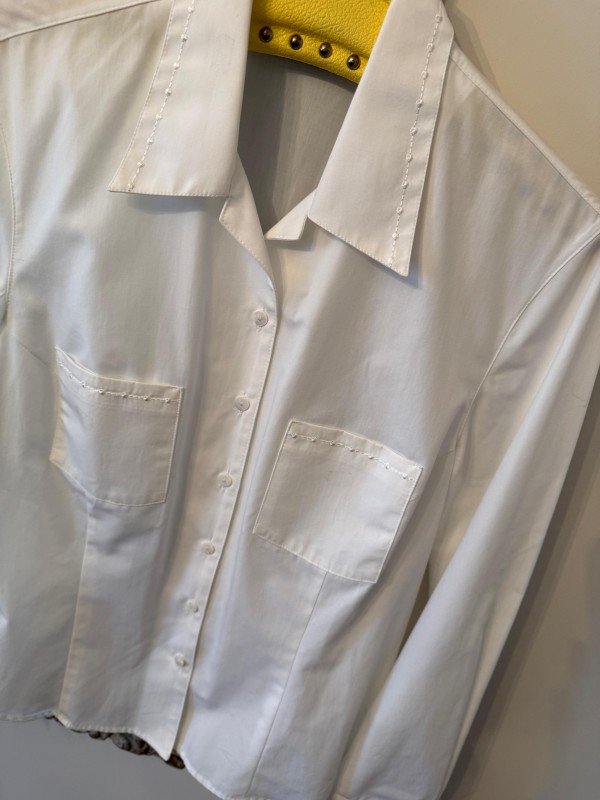 Vintage Yaka ve Cepleri Nakışlı Beyaz Gömlek 