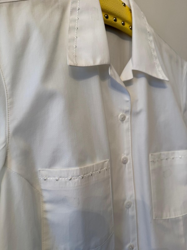 Vintage Yaka ve Cepleri Nakışlı Beyaz Gömlek 