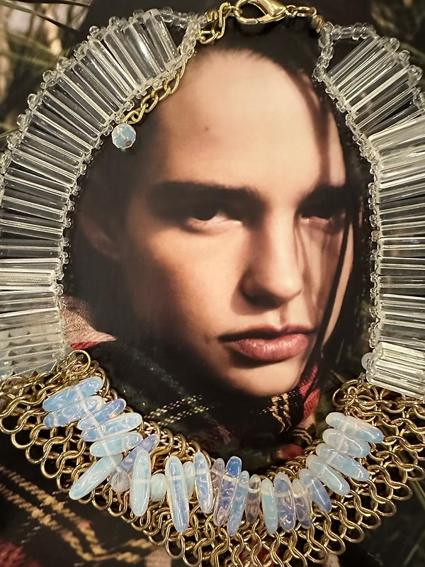 Tasarım şeffaf boncuk ve zincir kolye