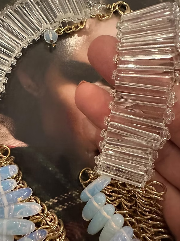 Tasarım şeffaf boncuk ve zincir kolye