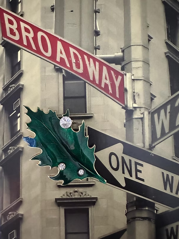 Tasarım mineli yaprak broş