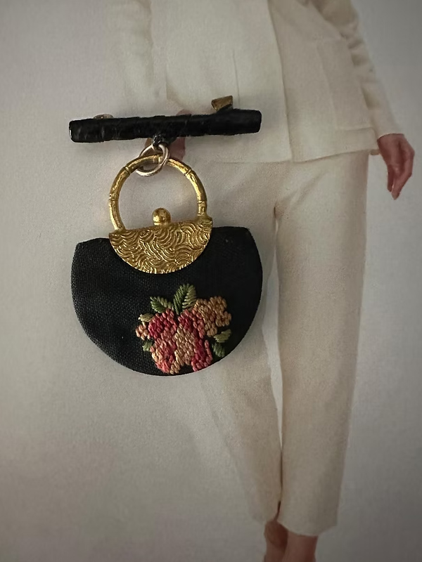 Vintage 60’lar petit point broş