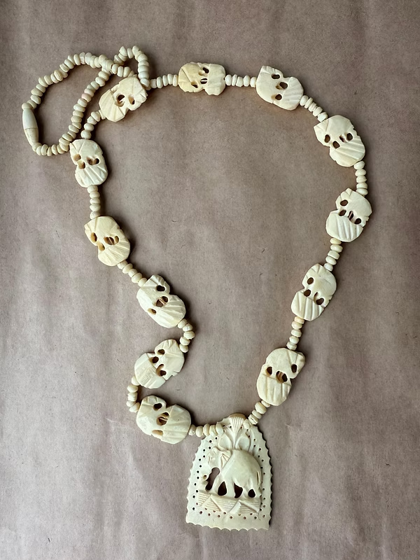 Vintage 70’ler kemik oyma fil motifli kolye