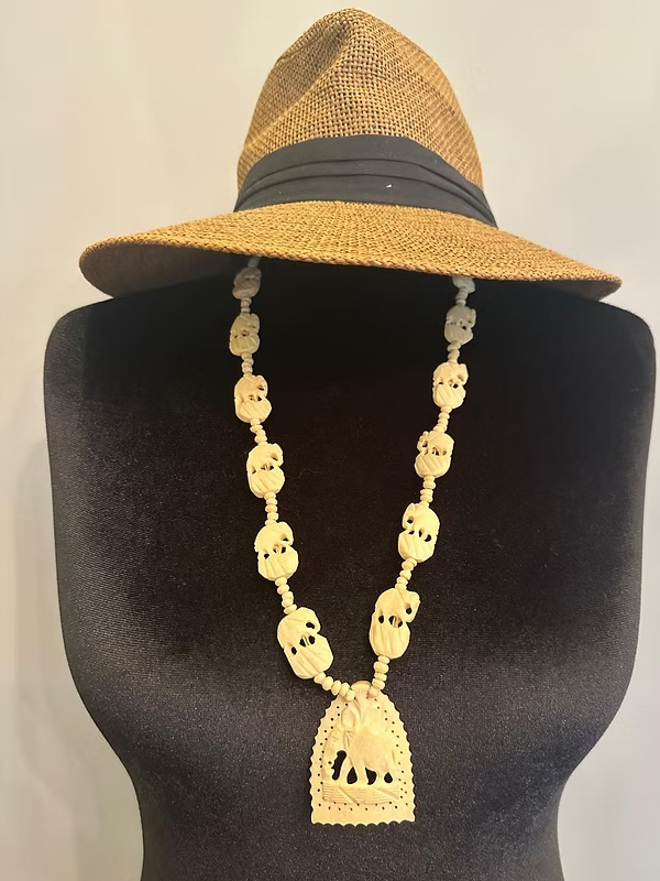 Vintage 70’ler kemik oyma fil motifli kolye